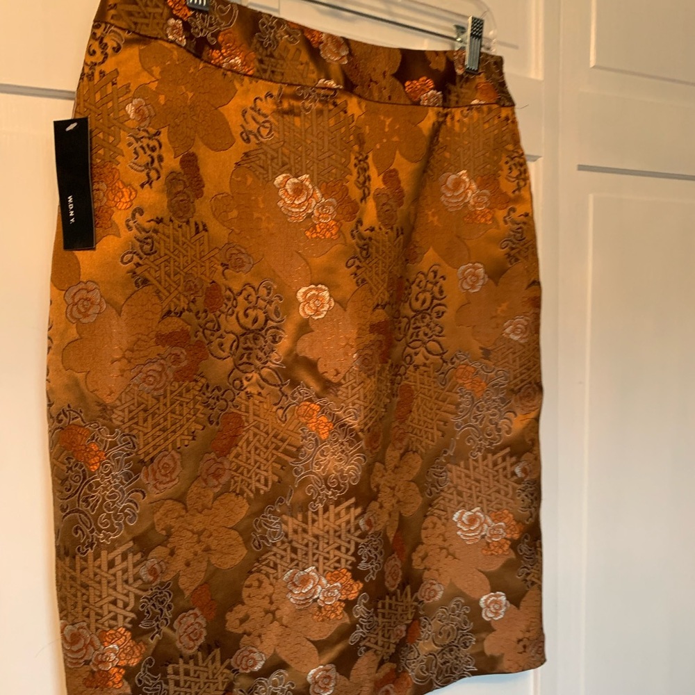 Beautiful slim satin skirt NWT